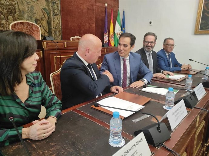 El consejero de Justicia, Administración Local y Función Pública, José Antonio Nieto (tercero por la dcha.), en la firma de los convenios del PFEA, junto al presidente de la Diputación de Córdoba, Antonio Ruiz (cuarto).
