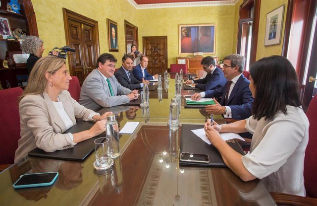 Imagen de la reunión en el Ayuntamiento de Huelva.
