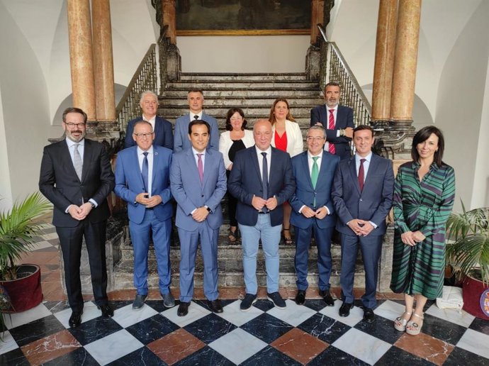 El presidente de la Diputación de Córdoba, Antonio Ruiz, junto al consejero de Justicia, Administración Local y Función Pública, José Antonio Nieto, entre otras autoridades, tras la firma del PFEA.