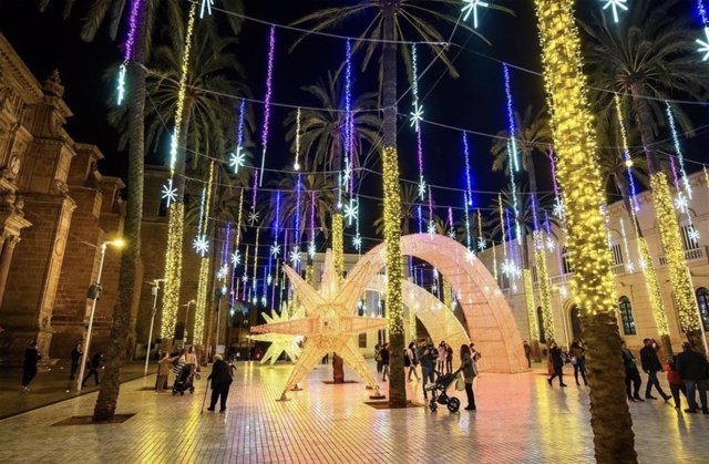 Archivo - Iluminación de Navidad en la Plaza de la Catedral de Almería.