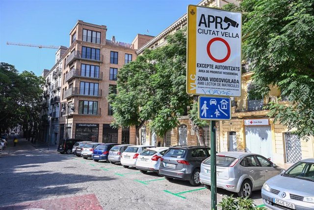 Archivo - Imagen de archivo de señalización de la APR de Ciutat Vella, en València. 