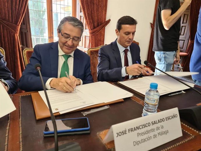 El presidente de la Diputación de Málaga, Francisco Salado, firma convenio sobre el PFEA.