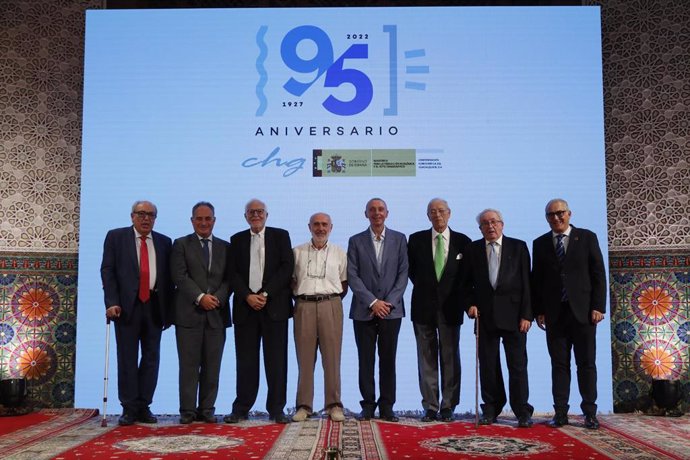 El presidente de la Confederación Hidrográfica del Guadalquivir junto a los últimos expresidentes del Organismo en la celebración del 95 aniversario durante la celebración del acto del 95 aniversario.