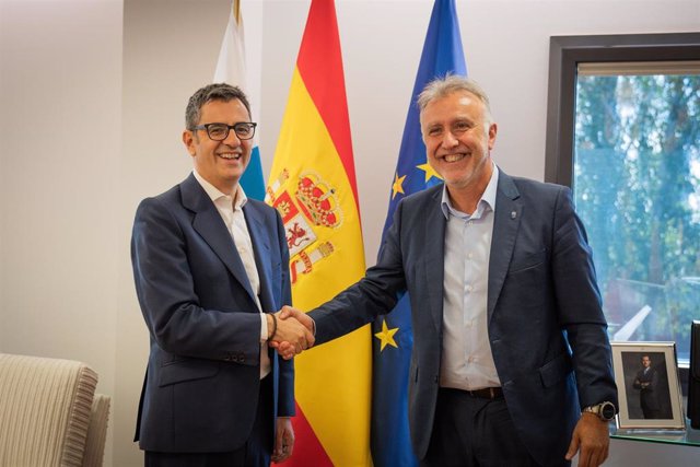 El ministro de Presidencia, Félix Bolaños, y el presidente de Canarias, Ángel Víctor Torres.