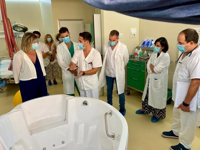 La consellera de Salud, Patricia Gómez, visita la bañera de hidroterapia del área de paritorios del hospital Mateu Orfila