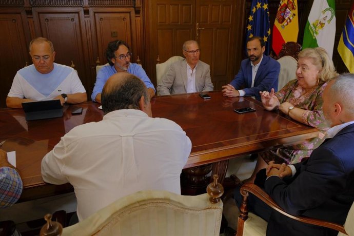 Clara Aguilera y Víctor Mora en una reunión con el sector pesquero del Golfo de Cádiz
