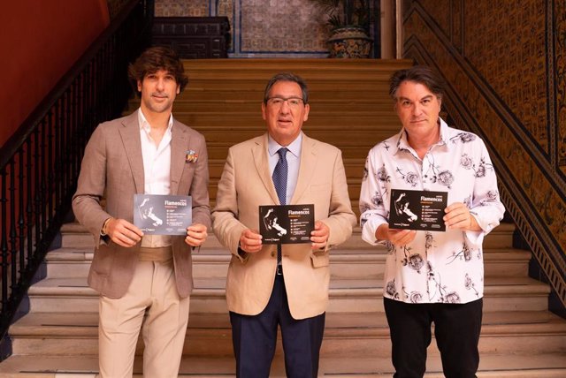 El coordinador artístico de 'Jueves Flamencos', Manuel Lombo; el presidente de la Fundación Cajasol, Antonio Pulido, y el pianista Dorantes.
