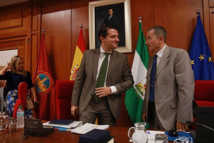 El alcalde de Córdoba, José María Bellido, con el secretario del Pleno, Valeriano Lavela.