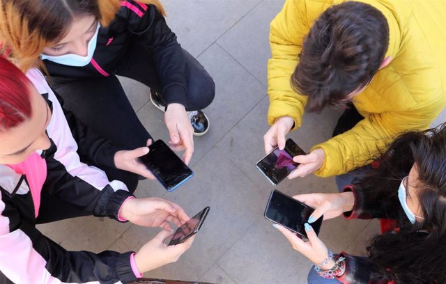 Casi el 40% de jóvenes valencianos discute semanalmente con su familia por el uso de la tecnología, según una encuesta