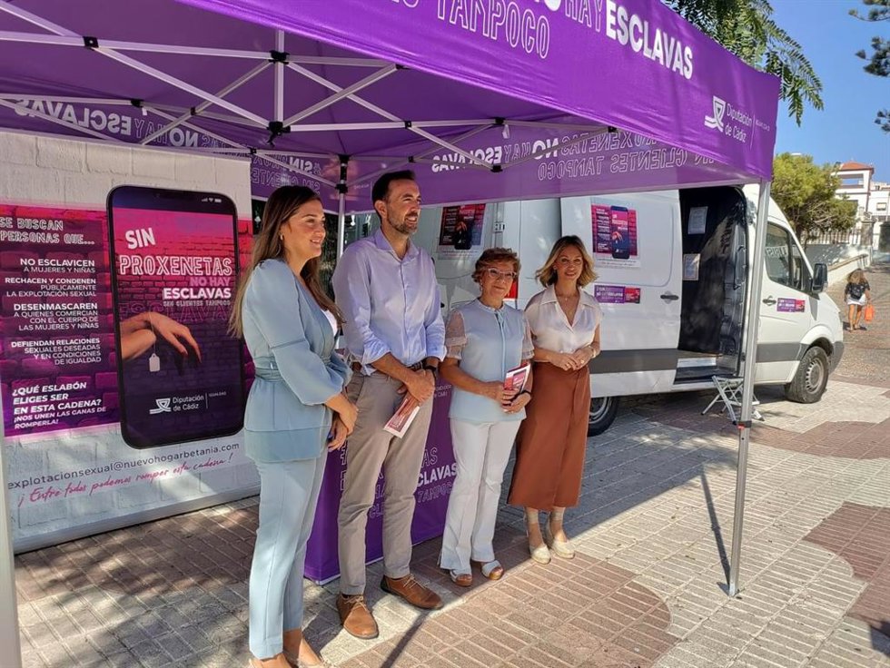 Estreno en Tarifa de la campaña 'Sin proxenetas no hay esclavas. Sin clientes tampoco'.