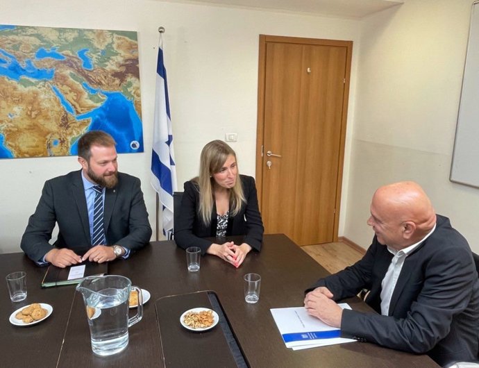 Reunió de la consellera Victria Alsina i el ministre de Cooperació Regional d'Israel, Issawi Frej