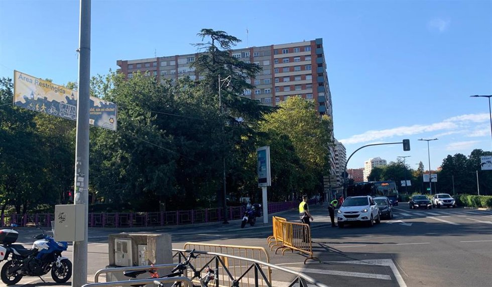 El acceso a la plaza del Poniente desde Isabel la Católica, en Valladolid, cerrado con motivo del 'Día sin coche'.