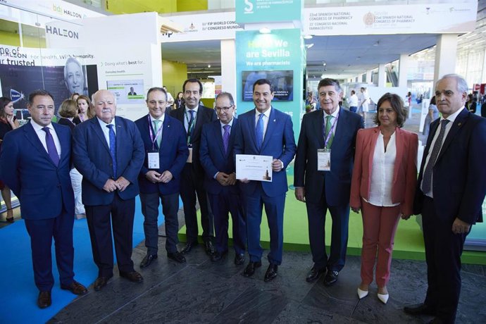 El presidente de la Junta de Andalucía, Juanma Moreno, recibe un diploma antes de la clausura del XXII Congreso Nacional Farmacéutico en el Palacio de Congreso y Exposiciones (FIBES), a 22 de septiembre de 2022 en Sevilla (Andalucía, España)