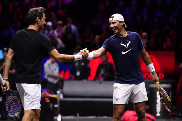 Los tenistas Roger Federer y Rafael Nadal entrenan para la Copa Laver 2022 en el 02 de Londres. 