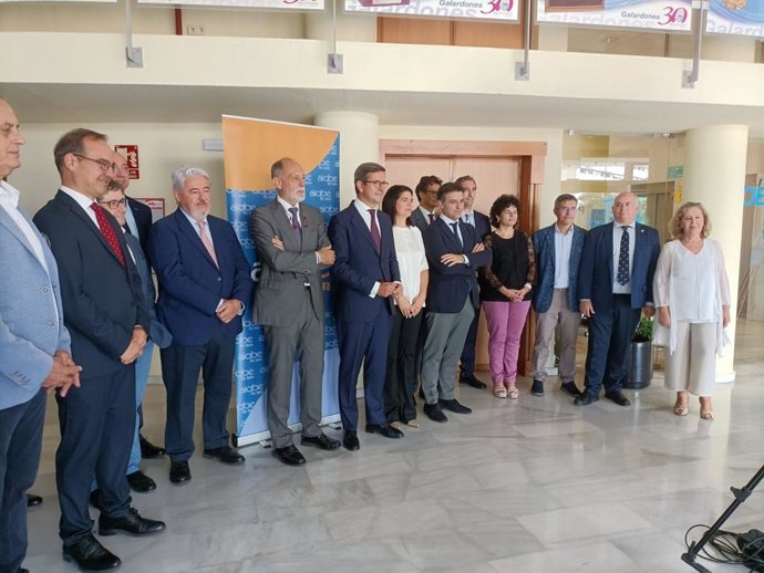 El consejero de Política Industrial y Energía, Jorge Paradela, antes de su reunión con Aiqbe.