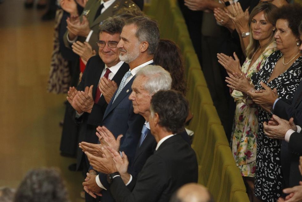 El ministro de Inclusión, Seguridad Social y Migraciones, José Luis Escrivá; el Rey Felipe VI y el presidente de Meliá Hotels International, Gabriel Escarrer Juliá, durante el acto de entrega del VII Premio Reino de España a la Trayectoria Empresarial. 
