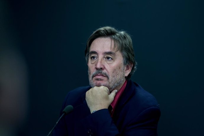 El escritor Luis García Montero presenta el libro Un año y tres meses en el Círculo de Bellas Artes, a 15 de septiembre de 2022, en Madrid (España). El poemario es un homenaje que el escritor ha querido hacer a su mujer Almudena Grandes, fallecida en 