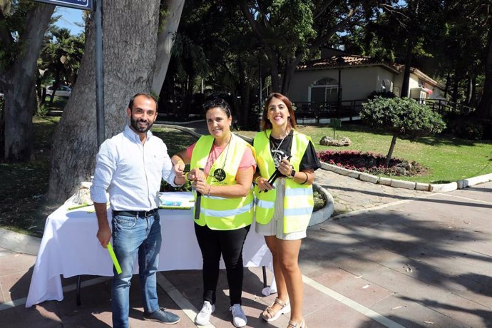 El concejal de Marbella Enrique Rodríguez en la mesa informativa que la asociación Prevención de Accidentes de Tráfico ha instalado en la ciudad con motivo de la celebración de la Semana Europea de la Movilidad