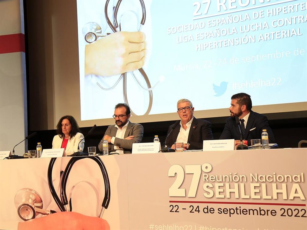 En la imagen, Ana María Molinero, vicepresidenta de SEFAC; José Antonio García, presidente de SEHLELHA; José Abellán, director de la Cátedra de Riesgo Cardiovascular de la UCAM, y David Pérez, presidente de EHRICA.