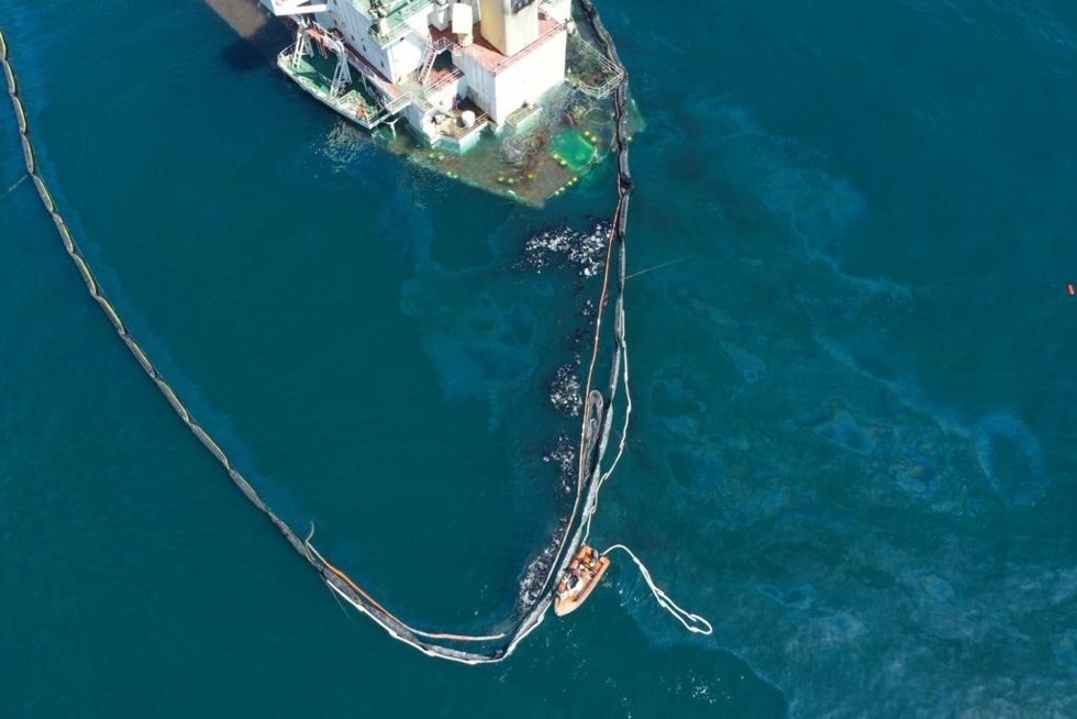 El OS35 hundido en Gibraltar con vertido a su alrededor.