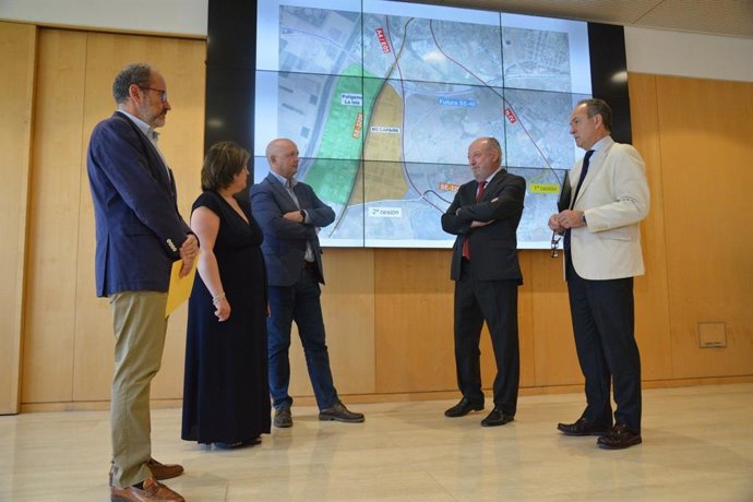 Archivo - Villalobos, el alcalde de Dos Hermanas y Asundión Llamas