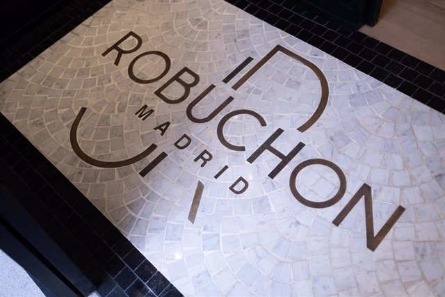 Mosaico de entrada a restaurante Robuchon Madrid
