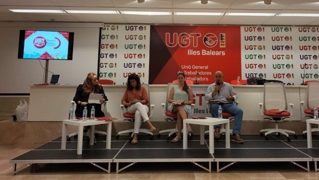 Aurora Ribot en la mesa sindical y política organizada por UGT.
