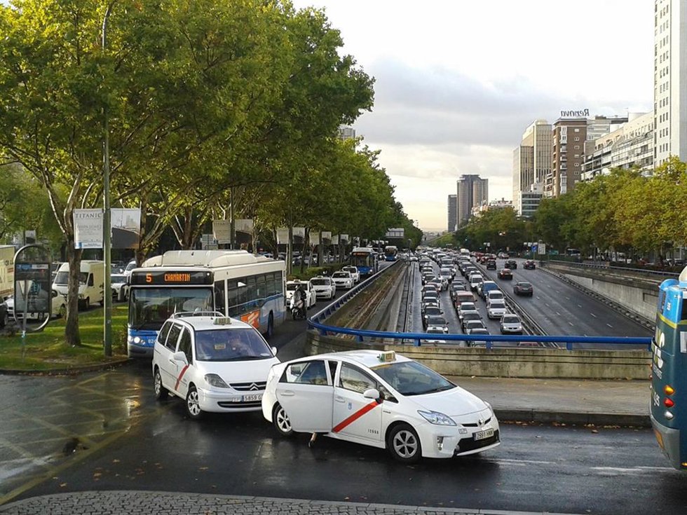 Archivo - Atasco, tráfico, paseo de la Castellana, Madrid, Plaza de Castilla, Coches
