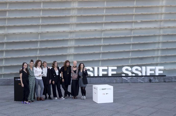 La directora y guionista Isabel Coixet (3d) junto a su equipo en la presentación de El techo amarillo en el festival de San Sebastián