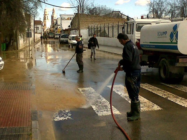 Archivo - Imagen de archivo de labores de limpieza en Écija tras unas inundaciones.