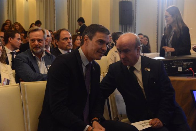 El presidente del Gobierno, Pedro Sánchez (i), conversa en el foro 'Latin America, the United States and Spain in the global economy, en el Yale Club, a 21 de septiembre de 2022, en Nueva York (EEUU). Se trata de un foro con líderes empresariales, polí