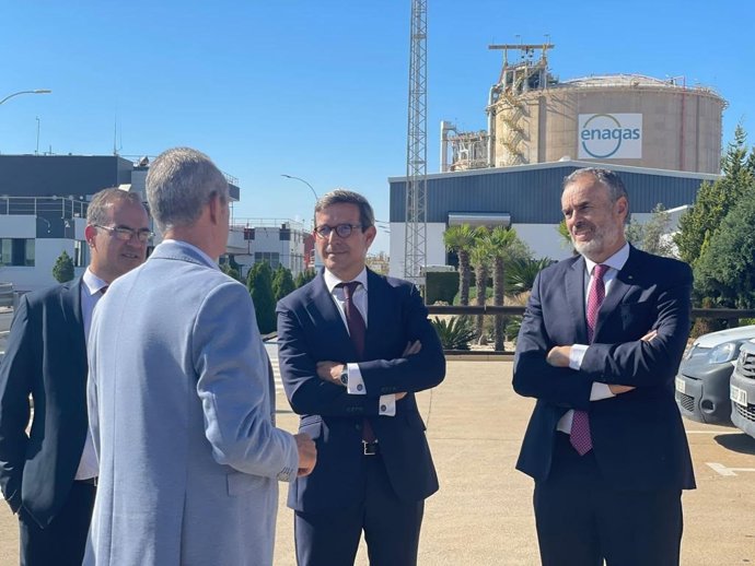 El consejero, en el centro, en su visita al polo químico de Huelva.