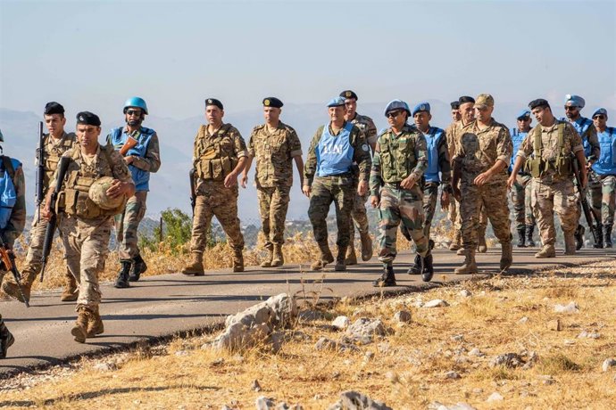 El general Olazábal (centro), durante la patrulla a pie por la 'Blue Line' en Libano.