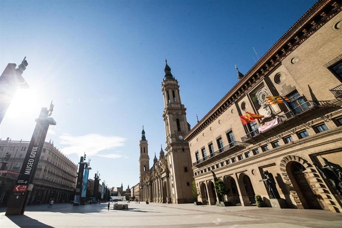 Archivo - Vista general de la plaza de la Virgen del Pilar de la ciudad de Zaragoza, donde se celebrará el desfile.