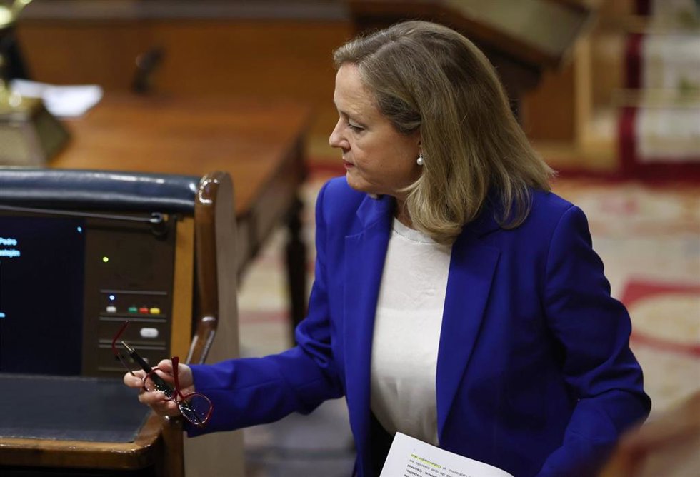 La vicepresidenta primera y ministra de Asuntos Económicos y Transformación Digital, Nadia Calviño, durante una sesión plenaria en el Congreso de los Diputados, a 21 de septiembre de 2022, en Madrid (España). Durante el pleno, el ministro de Interior, h