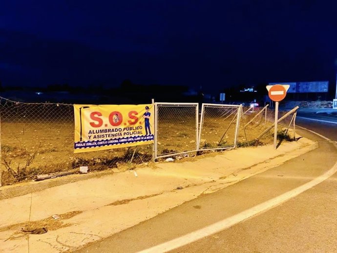 Una pancarta reclama alumbrado público para vecinos de La Cañada en Almería.