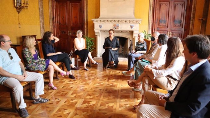 La presidenta del Consell de Mallorca, Marga Prohens, se reúne con las plataformas HOGAR Sí y Provivienda.
