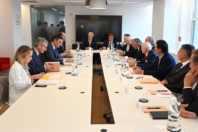 El presidente del Gobierno, Pedro Sánchez, durante su reunión en Nueva York con un grupo de inversores.