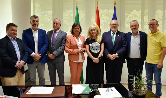 La consejera de Salud se reúne con la secretaria general de UGT-Andalucía