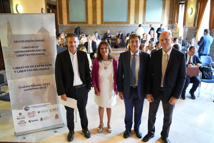 Asistentes a la inauguración del coloquio.