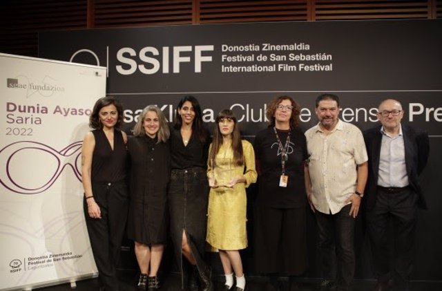 Rocío Mesa gana el Premio Dunia Ayaso por 'Secaderos'.