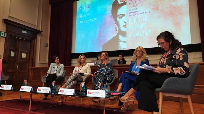 La diputada del Icab Nuria Flaquer; la pta.De la Fund.Wolters Kluer Cristina Sancho; la pta.De la comisión de Igualdad del CGAE, Marga Cerro; la responsable de Igualdad del Icab, Yvonne Pavia; y la pta.De la comisión de Igualdad del Cicac, Encarna Ordun