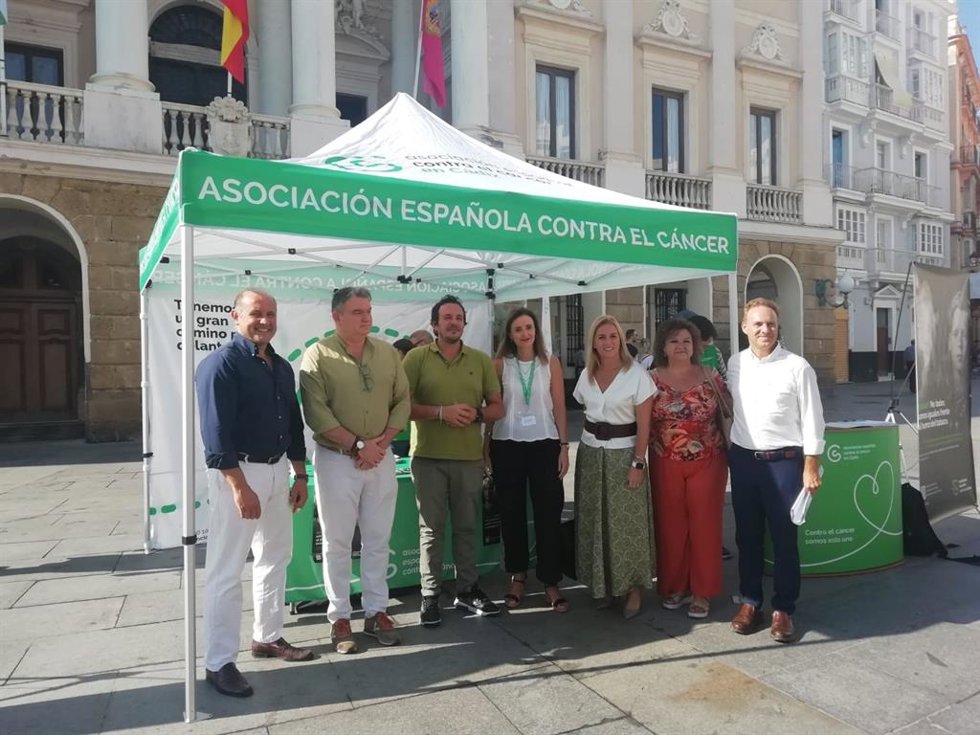 Mesa de la Asociación Española Contra el Cáncer con motivo del día mundial de la investigación de esta enfermedad