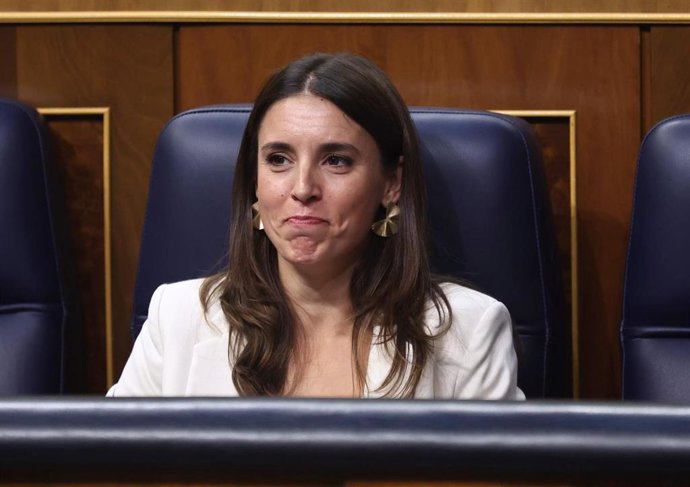 La ministra de Igualdad, Irene Montero, durante una sesión plenaria en el Congreso de los Diputados