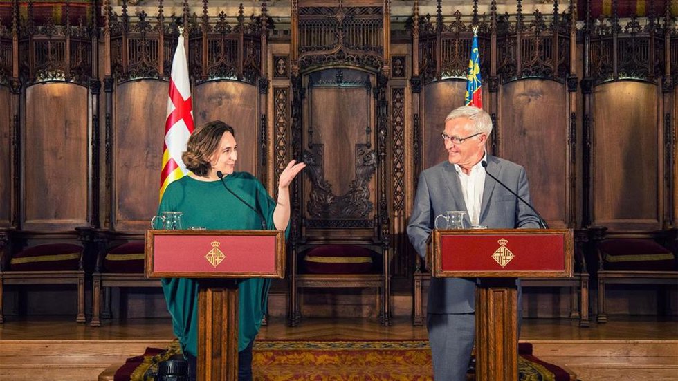 Archivo - La alcaldesa de Barcelona, Ada Colau, y el alcalde de Valencia, Joan Ribó