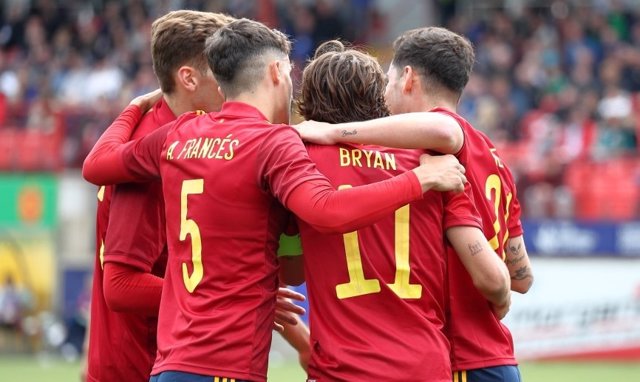Archivo - Los jugadores de la selección española Sub-21 celebran uno de sus goles ante Irlanda del Norte