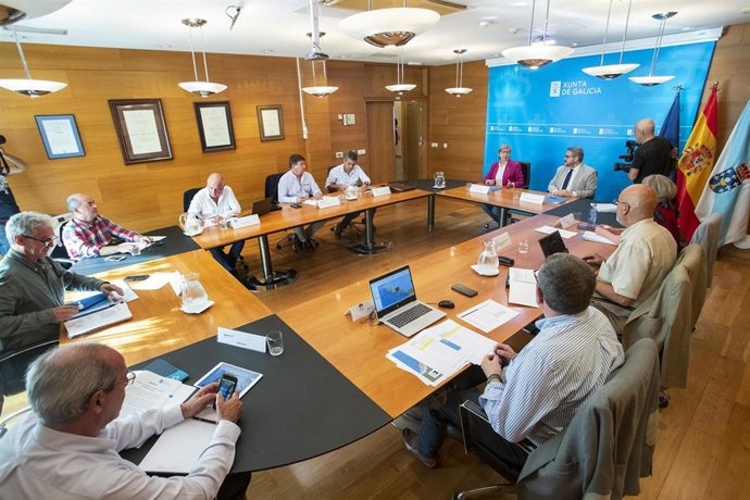 La conselleira do Mar, Rosa Quintana, con representantes del sector pesquero y con juristas