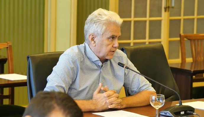 El portavoz de El PI en el Parlament, Josep Meli, en la Comisión de Economía.