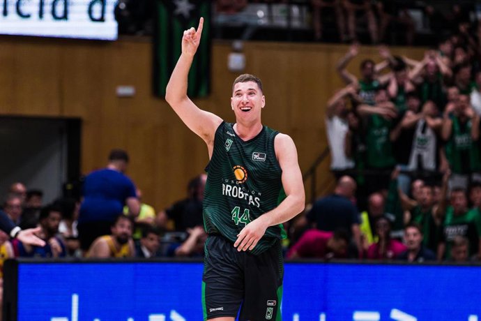 Archivo - Joel Parra celebra una canasta durante un partido del Joventut