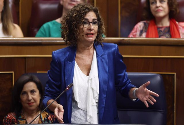 La ministra de Hacienda, María Jesús Montero, interviene durante una sesión de control al Gobierno en el Congreso de los Diputados, a 21 de septiembre de 2022, en Madrid (España). 